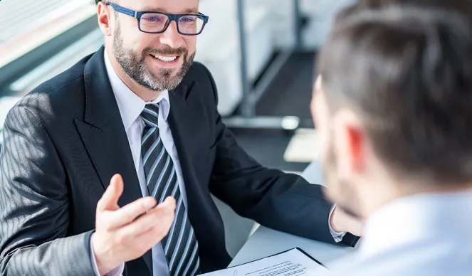 Poignée de main entre un expert et un client