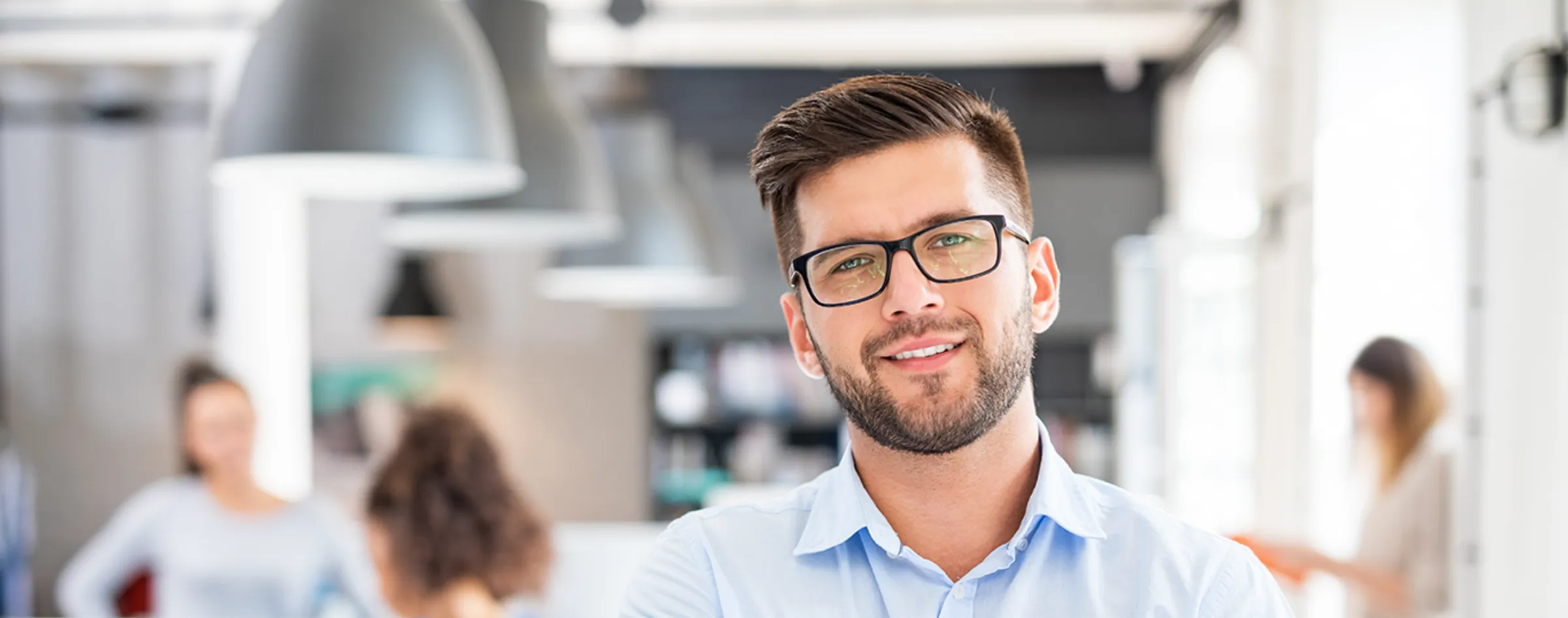 Un expert souriant dans des bureaux lumineux