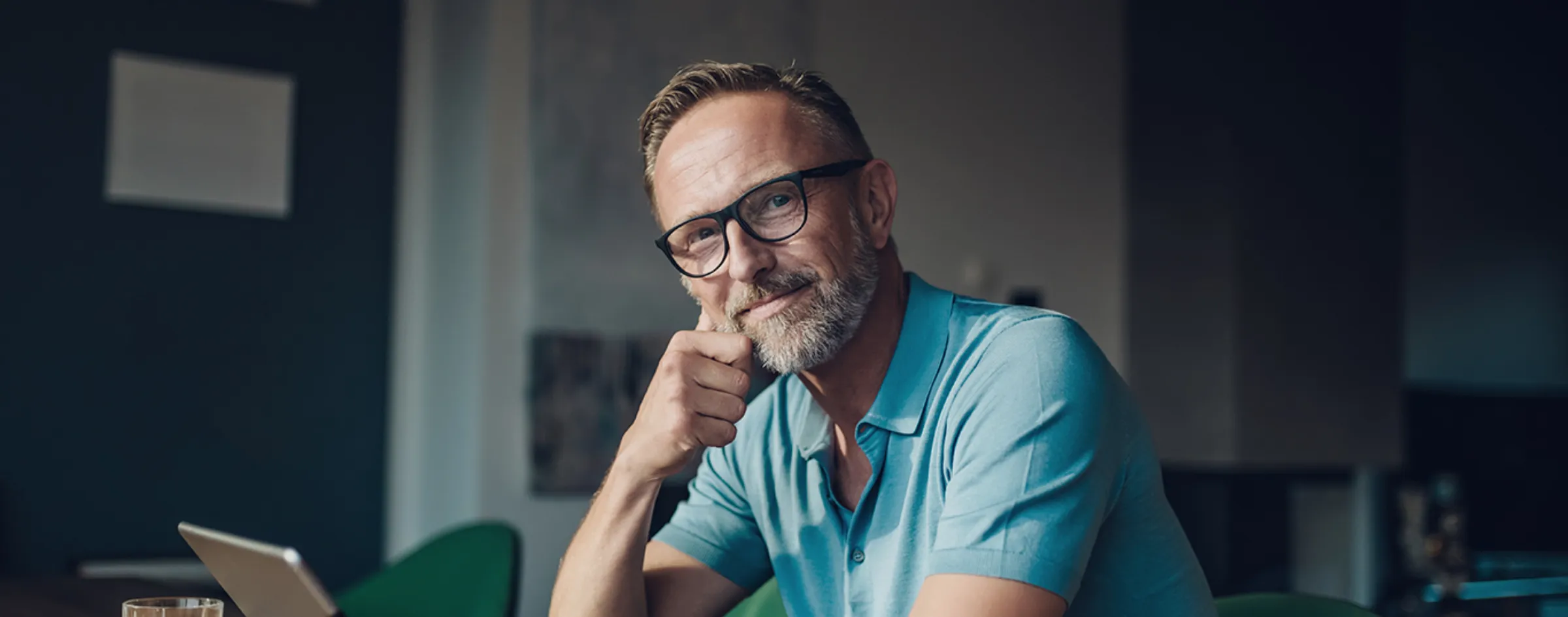 Un expert souriant devant son ordinateur